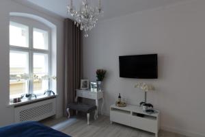 Televízia a/alebo spoločenská miestnosť v ubytovaní KDRO Apartment Rynek
