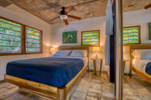 Letto o letti in una camera di Camp Bay Lodge