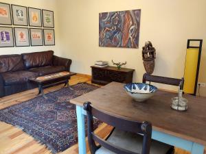 a living room with a table and a couch at Brocante Heaven 1 in Aignan