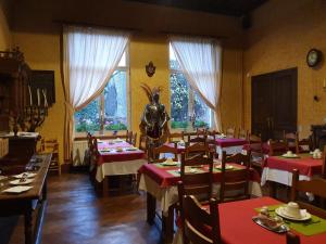 jadalnia ze stołami i posągiem w środku w obiekcie Erasmus Hotel w Gandawie