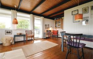 エーベルトフトにあるLovely Home In Ebeltoft With Wifiのリビングルーム(テーブル、椅子付)