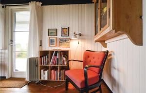 エーベルトフトにあるLovely Home In Ebeltoft With Wifiの椅子と本棚付きの部屋
