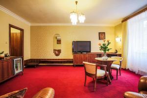 A television and/or entertainment centre at Hotel Ostrov