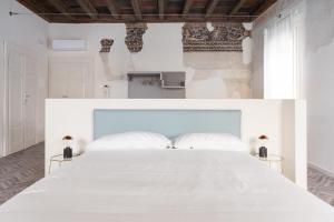 A bed or beds in a room at Residenza Giulio Romano