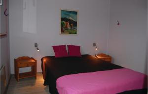 Ένα ή περισσότερα κρεβάτια σε δωμάτιο στο 2 Bedroom Awesome Home In Hejls