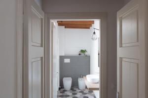A bathroom at Residenza Giulio Romano