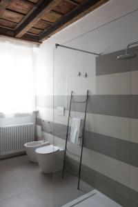 A bathroom at Residenza Giulio Romano