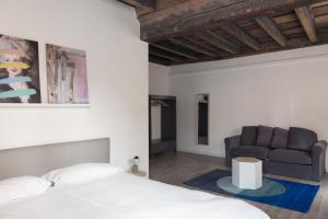 A bed or beds in a room at Residenza Giulio Romano