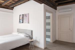 A bed or beds in a room at Residenza Giulio Romano