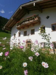 ein Gebäude mit einem Blumenfeld davor in der Unterkunft Freundsheimhof in Kramsach