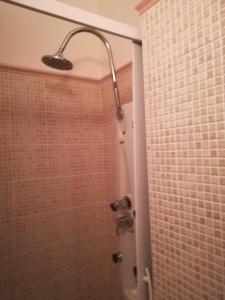y baño con ducha con cabezal de ducha. en SEGESTA - New Nouveau Bedding, en Salemi