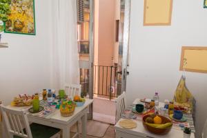 uma sala de jantar com duas mesas com comida em La Casa dei Nonni em Livorno