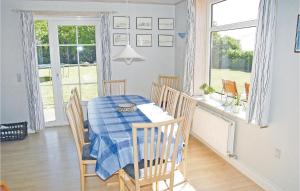 un comedor con mesa y sillas en una habitación en Lovely Home In Bredebro With Wifi, en Ballum