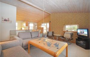uma sala de estar com um sofá e uma mesa em Stunning Home In Vggerlse With Kitchen em Bøtø By