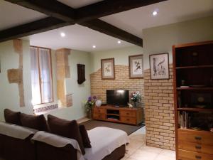 ein Wohnzimmer mit einem Sofa und einem TV in der Unterkunft Ventallols in Tarragona