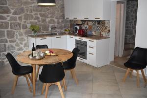Кухня или мини-кухня в Charming Stone House in Cavtat Old Town
