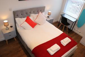 Modern Newgate Apartments - Convenient Location, Close to All Local Amenities tesisinde bir odada yatak veya yataklar