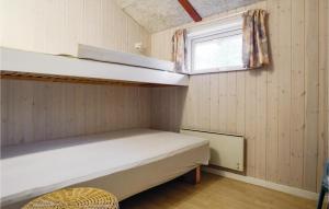 Habitación pequeña con litera y ventana en 3 Bedroom Amazing Home In Hejls, en Hejls
