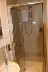 uma casa de banho com um chuveiro, um WC e um lavatório. em Modern Newgate Apartments - Convenient Location, Close to All Local Amenities em Stoke-on-Trent