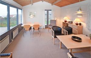 BøjdenにあるNice Home In Faaborg With 2 Bedrooms And Wifiのリビングルーム(ダイニングルームテーブル、椅子付)