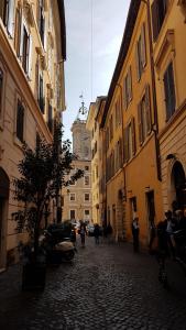 uma rua com edifícios e uma torre de relógio numa cidade em Casa Vacanze Yuli em Roma