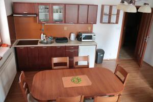 Kuchyňa alebo kuchynka v ubytovaní Apartmány Olympia