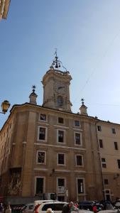 um edifício com uma torre de relógio em cima em Casa Vacanze Yuli em Roma