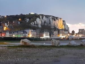 uitzicht op een stad in de nacht met een berg bij Gîte le tréportais in Le Tréport