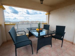a balcony with a table and chairs on a balcony at Apartament Sofia in Mar de Cristal