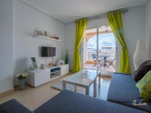 sala de estar con sofá azul y mesa en Apartament Sofia, en Mar de Cristal