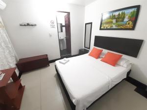 Postel nebo postele na pokoji v ubytování Hotel Arcoiris Girardot