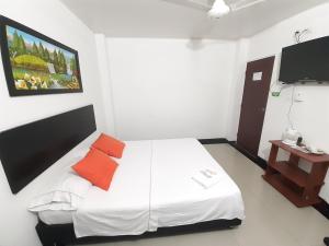 Postel nebo postele na pokoji v ubytování Hotel Arcoiris Girardot