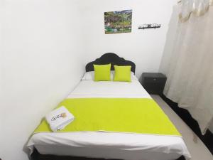 Postel nebo postele na pokoji v ubytování Hotel Arcoiris Girardot