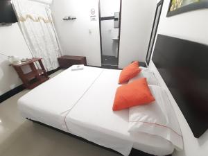 Postel nebo postele na pokoji v ubytování Hotel Arcoiris Girardot
