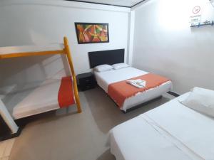 Postel nebo postele na pokoji v ubytování Hotel Arcoiris Girardot
