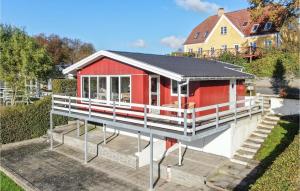 una casa roja con techo negro en Cozy Home In Krus With House Sea View, en Kruså