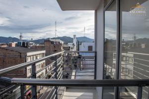 einen Balkon mit Stadtblick in der Unterkunft HOTEL ESCORIAL PITALITO in Pitalito