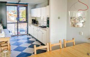 Kuhinja oz. manjša kuhinja v nastanitvi Awesome Home In Stavoren With Wifi