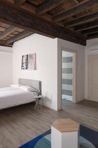 A bed or beds in a room at Residenza Giulio Romano