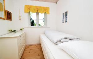 ファーンにあるAwesome Home In Fan With 3 Bedroomsの白いベッドルーム(ソファ、窓付)