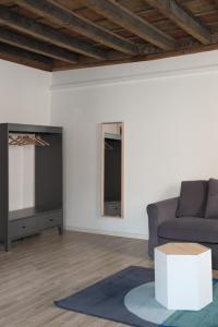 A seating area at Residenza Giulio Romano