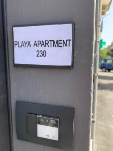 un compteur de stationnement avec un panneau indiquant playa dans l'établissement Playa Apartment 230 - 230 bis, à Catane
