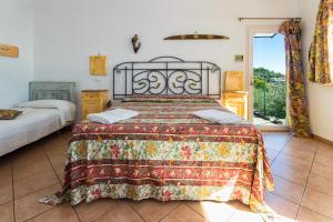 インペリアにあるLe Navi In Cieloのベッドルーム1室(毛布付きのベッド1台付)