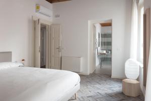 A bed or beds in a room at Residenza Giulio Romano