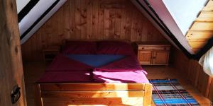 Posteľ alebo postele v izbe v ubytovaní Drevenica pod Tlstou + 28 fotografií