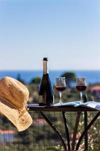 a bottle of wine and two glasses on a table at Le Navi In Cielo in Imperia
