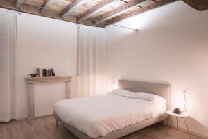 A bed or beds in a room at Residenza Giulio Romano