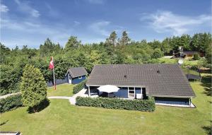an aerial view of a house with a roof at Awesome Home In Oksbl With Wifi in Oksbøl
