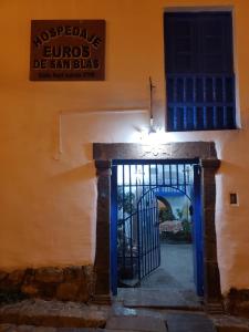 una entrada a un edificio con una puerta azul en Hospedaje Euro's De San Blas, en Cusco