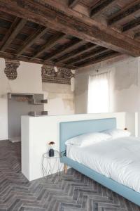 A bed or beds in a room at Residenza Giulio Romano